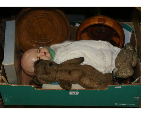 A box of vintage collectables, dolls, teddy bears, and a boxed Vogue teenage boudoir set 