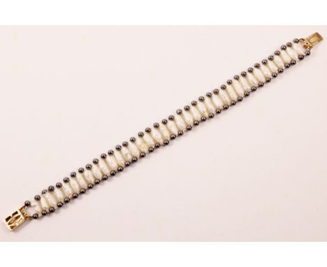 Freshwater white and grey pearl bracelet on hallmarked 9ct gold clasp   Condition Report   Click here for further images, con