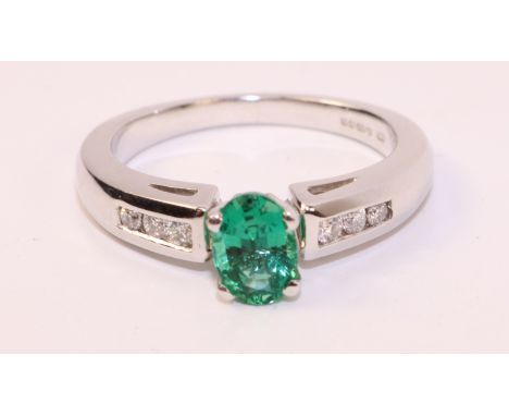 18ct white gold oval emerald and channel set diamond ring hallmarked - emerald approx 1 carat   Condition Report   Click here