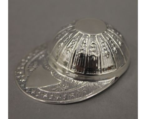 A sterling silver jockey cap caddy spoon. 5 cm long.