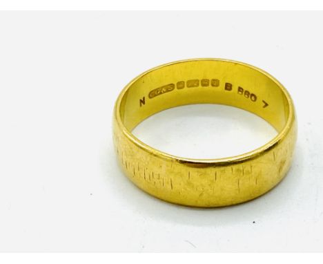 22ct gold wedding band, 8.7g, size R 1/2. Estimate: £280-300