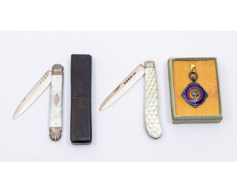 A George IV silver and mother of pearl fruit knife, with shell shaped silver ends and central navette shaped cartouche (uneng