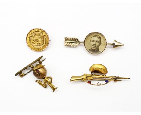 A good selection of WW1 era brooches / badges. To include: a 9ct gold 1917 ‘For Our Soldiers War Chest’ badge, marked ‘9ct an