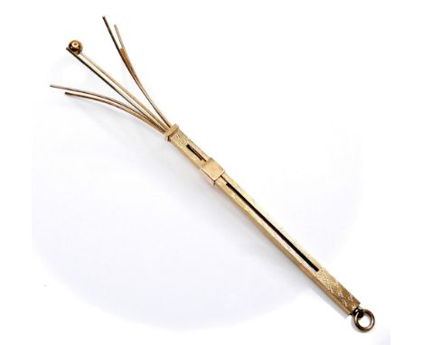 A 9ct gold champagne swizzle stick, with collar sliding to reveal a six curved prongs and ball finial, jump ring to top, 7.0g