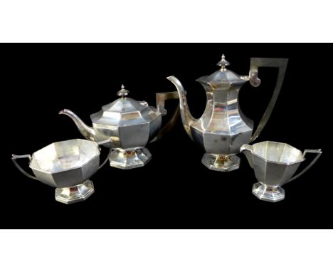 A George V silver tea set, comprising teapot, 28.5 by 15.5 by 16.5cm high, a coffee pot, 23.5 by 12.5 by 22.5cm high, milk ju