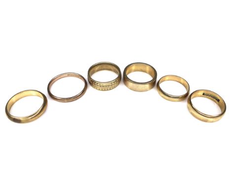 A group of six 9ct yellow gold wedding band rings, 6.0 to 2.5mm wide, sizes K to R, combined weight 19.9g. (6) 