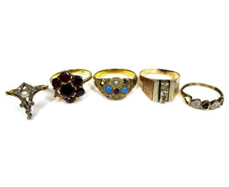 A group of gold rings, comprising an 18ct gold and garnet flowerhead ring, a/f one stone missing, size P, 4.8g, a 15ct gold a