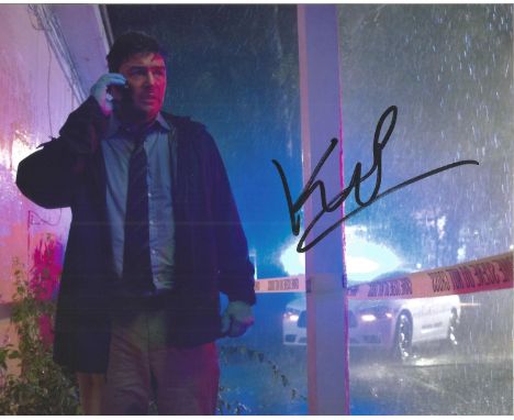 Kyle Chandler actor signed colour photo 10 x 8 inch. Kyle Martin Chandler is an American actor. Making his screen acting debu
