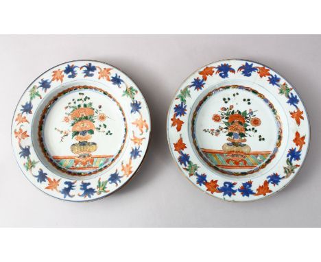 A PAIR OF 18TH CENTURY CHINESE KANGXI FAMILLE VERTE PORCELAIN DISHES, The dishes with a central display of flora, 22.5cm