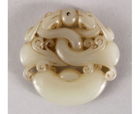 A GOOD 19TH / 20TH CENTURY CHINESE CARVED JADE PENDANT OF INTERTWINED CHILONG, two chilong intertwined upon a bean , 5cm.