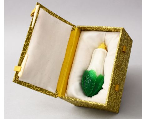 AN EARLY 20TH CENTURY CHINESE GLASS SNUFF BOTTLE IN THE FORM OF A FRUIT, the glass snuff bottle with three colour graduation,