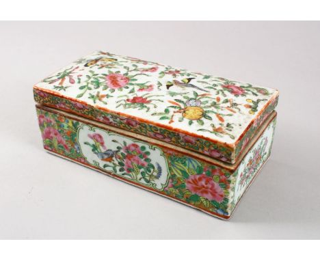 A GOOD 19TH CENTURY CHINESE CANTON FAMILLE ROSE PORCELAIN BOX &amp; COVER, the body decorated with panel decoration depicting