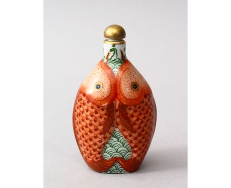 A GOOD 19TH CENTURY CHINESE FAMILLE ROSE PORCELAIN FISH SNUFF BOTTLE, the moulded body of the snuff decorated with two leapin