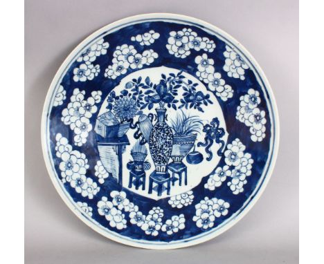 A LARGE 19TH CENTURY CHINESE BLUE &amp; WHITE PORCELAIN CHARGER / DISH, the dish decorated with a central panel of an interio