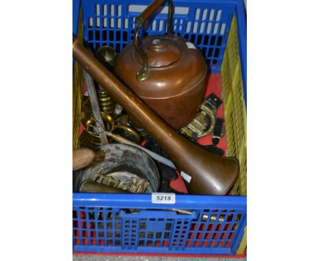 A Victorian copper kettle; a brass jam pan; a pair of brass beehive shaped jugs; a long hunting horn; another smaller; horse 