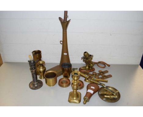 MIXED LOT: VARIOUS BRASS AND COPPER WARES TO INCLUDE SHIPS LIGHT FITTING, COPPER SHOT FLASK, TRENCHART ASHTRAYS, BRASS CANDLE