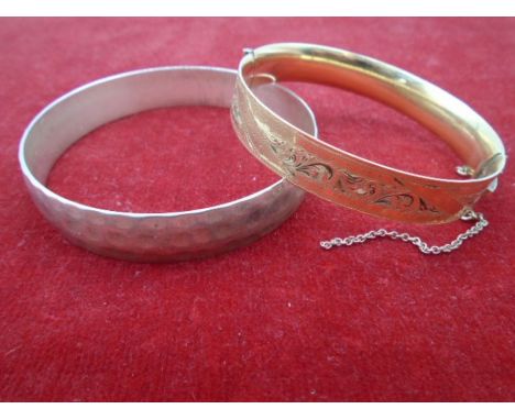 A 9ct metal core bracelet with safety chain (broken) 25g total weight plus a silver coloured metal bangle.&nbsp;&nbsp;