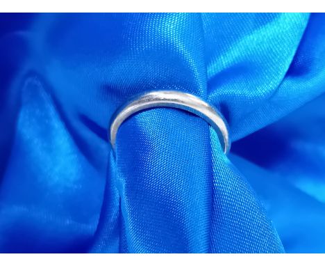 An 18ct white gold wedding band ring, approx 4g, size K.