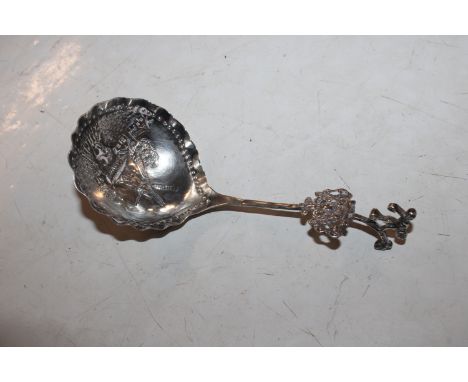 A Dutch silver caddy spoon, 25gms 