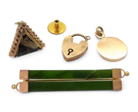 A collection of 9ct items to include a smoky quartz pendant, heart shaped clasp and New Zealand jade brooch (af) weight toget