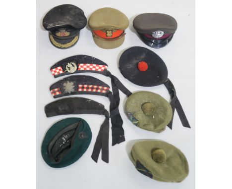 Assorted military headgear, to include Glengarry bonnets with Glasgow Highlanders (Highland Light Infantry) and Cameron Highl