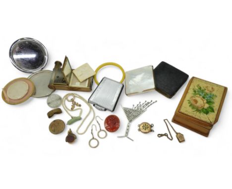 A silver compact, hallmarked Birmingham 1941, a ladies compendium, a mother of pearl and crystal compact, and a further Art D