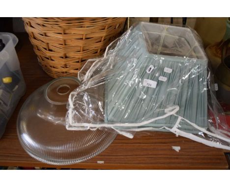 RIBBED CLEAR GLASS LIGHT SHADE AND TWO FABRIC LIGHT SHADES (3)
