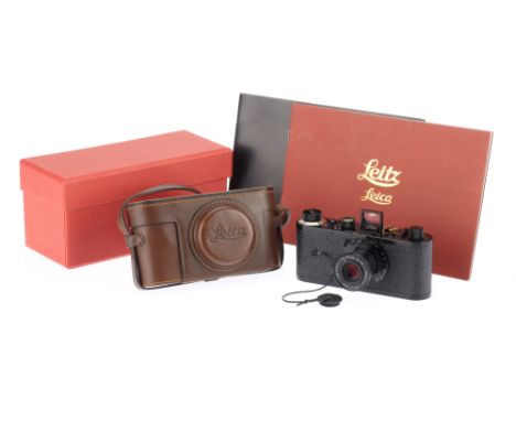 A Leica O-Series Replica Camera, 2000, black, serial no. 2679017, with Leitz Anastigmat f/3.5 50mm lens, body, G-VG, shutter 