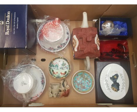 A mixed collection of ceramic items to include Royal Doulton Autumn Glory cup and saucers, Christopher Wren Pub teapot, cased