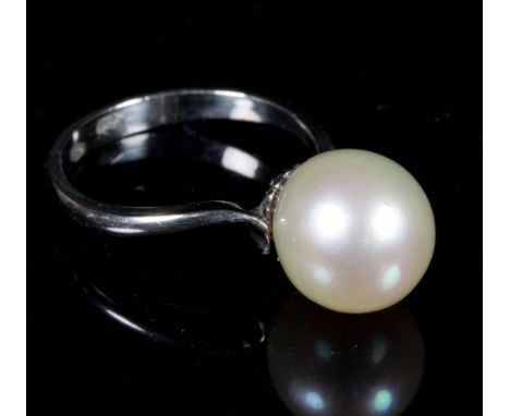 A cultured pearl dress ring to an 18ct white gold shank, size L