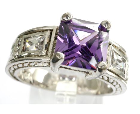 10ct white gold ring with a princess cut amethyst and CZ shoulders, size U, 7.7g. P&amp;P Group 1 (£14+VAT for the first lot 