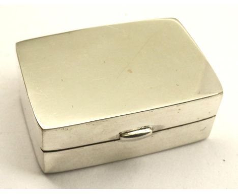 Small 925 silver pill box, L: 29 mm, 10g. P&amp;P Group 1 (£14+VAT for the first lot and £1+VAT for subsequent lots) 