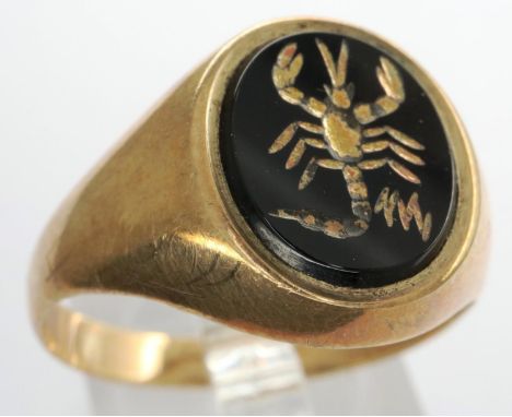 9ct gold and enamel scorpion signet ring, size W, 3.4g. P&amp;P Group 1 (£14+VAT for the first lot and £1+VAT for subsequent 