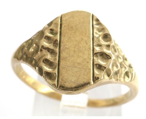 9ct gold signet ring, size U, no engraving, 4.0g. P&amp;P Group 1 (£14+VAT for the first lot and £1+VAT for subsequent lots) 