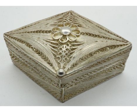 Small 925 silver pierced box, L: 60 mm. P&amp;P Group 1 (£14+VAT for the first lot and £1+VAT for subsequent lots) 