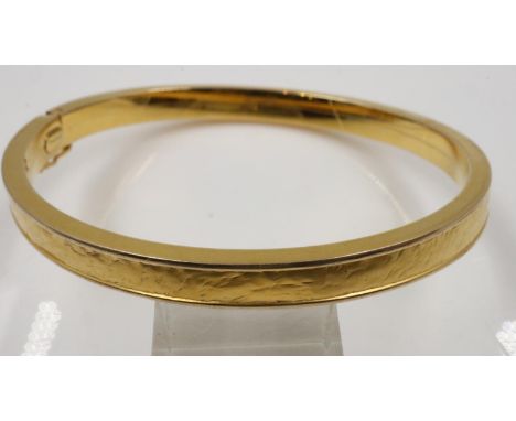 9ct gold snap bangle with textured decoration, 60 x 65 mm, 11.7g. UK P&amp;P Group 0 (£6+VAT for the first lot and £1+VAT for