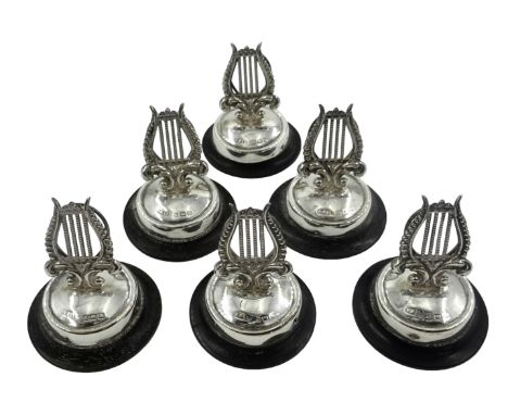 Set of six silver lyre harp menu holders, on ebonised circular bases by Adie & Lovekin Ltd, Birmingham 1911, H1.5cm Condition