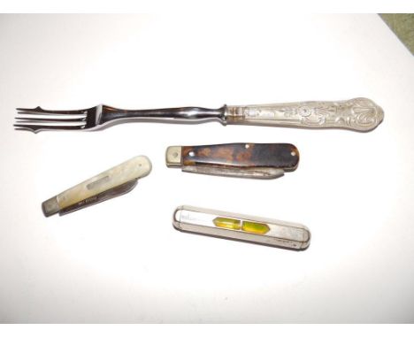Two folding pen knives, a 'Vest' spirit level and a fork (4)