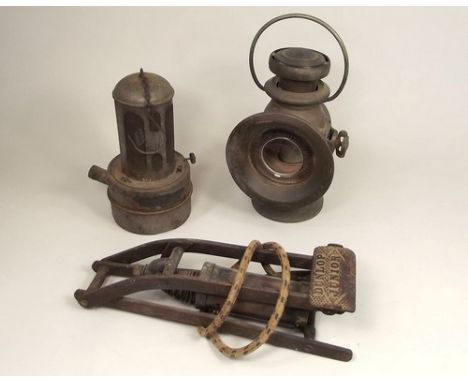 FOOT PUMP ETC.
A Dunlop Junior foot pump, a Raydot portable heater & a Lucas, King of the Road lamp, No.7050B, 31cm.