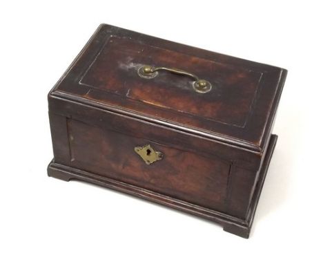 TEA CADDY.
A Georgian veneered oak tea caddy, adapted.
14 x 23cm.