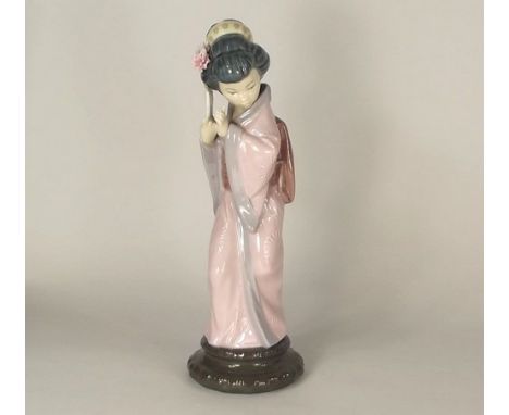 LLADRO FIGURE.
A Lladro Japanese Geisha girl figure.
Height 30cm.