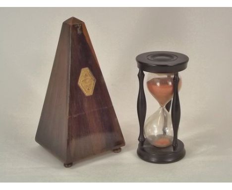 METRONOME & TIMER.
A French metronome & an ebony 30 minute sand timer, height 16cm.