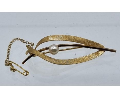 9ct Gold Brooch with Pearl &amp; Safety Chain 3.32gms 