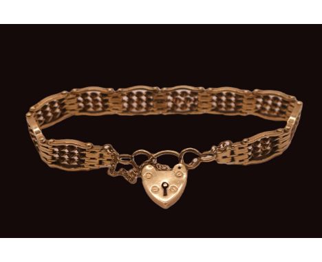 Fine Ladies pierced Gate bracelet with padlock clasp and safety chain. 18cm in Length. 26g total weight 