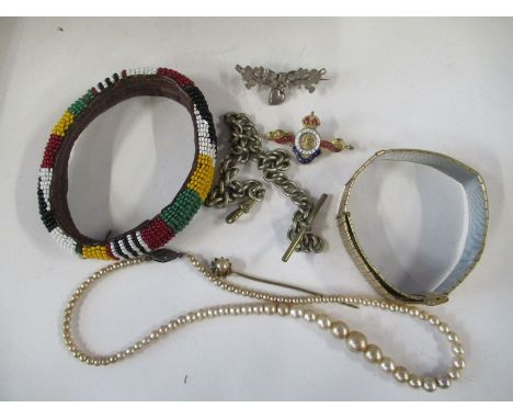 A collection of jewellery, to include a curb link silver chain, a bead bangle, watch strap, necklace and two brooches