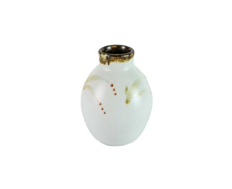 Amanda BRIER (1978) Vase Ceramic, maker's mark to base, 11cm tall.
 
Amanda studied Studio Ceramics at Falmouth University gr