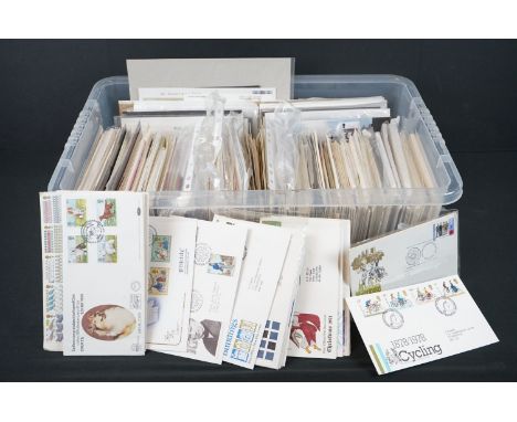 A large collection of mainly British first day covers. 