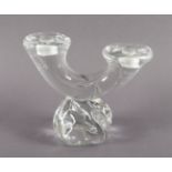 KERZENLEUCHTER, farbloses Glas, zweiflammig, H 15,5 signiert DAUM