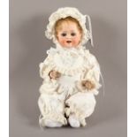 PORZELLANKOPFPUPPE, Heubach, beweglicher Kurbelkopf mit gemalten Wimpern, Brauen und Lippen, Zähne,
