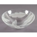 SCHALE, farbloses, teilweise satiniertes Glas, Dm 29, gemarkt ORREFORS
